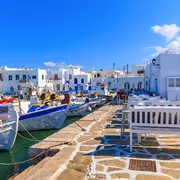 Fischerboote ankern im Hafen von Naoussa auf der Insel Paros, Griechenland©pkazmierczak - stock.adobe.com
