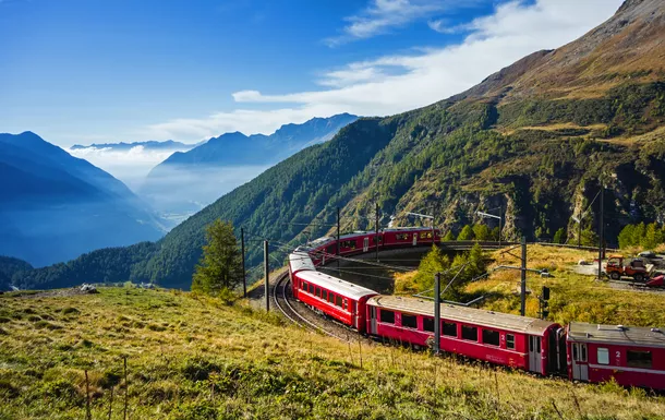 mit der Bahn von der Alp Grüm durch das Puschlav nach Tirano©markus thoenen - stock.adobe.com