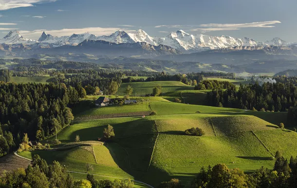 Emmentaler Landschaft mit Blick auf die Hochalpen© Markus Bolliger