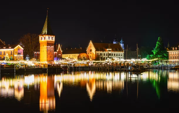 erleuchteter Hafen und Stadtkulisse in Lindau zur Hafenweihnacht © JM Soedher - stock.adobe.com