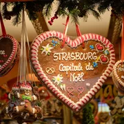 Lebkuchenherzen mit weihnachtlichen Botschaften auf einem Markt.