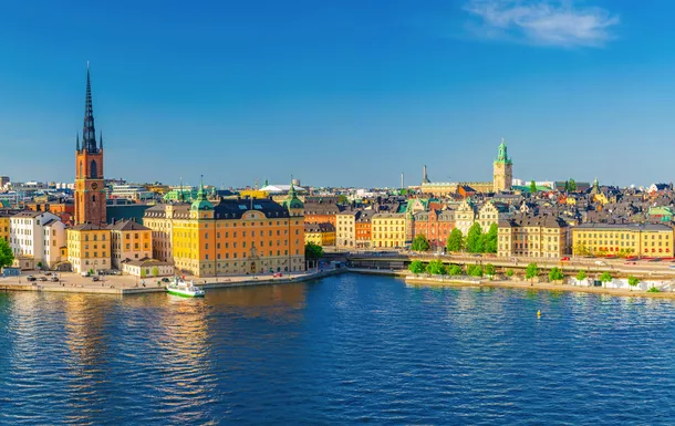 Panorama von Stockholm am Wasser mit historischen Gebäuden und klarer Himmel.