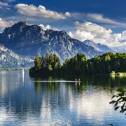 Forggensee im Allgäu© mmphoto - stock.adobe.com Berglandschaft mit See und wolkenverhangenem Himmel.