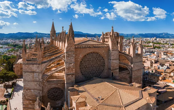 Luftaufnahme der Kathedrale von Palma de Mallorca und der umliegenden Stadtlandschaft.