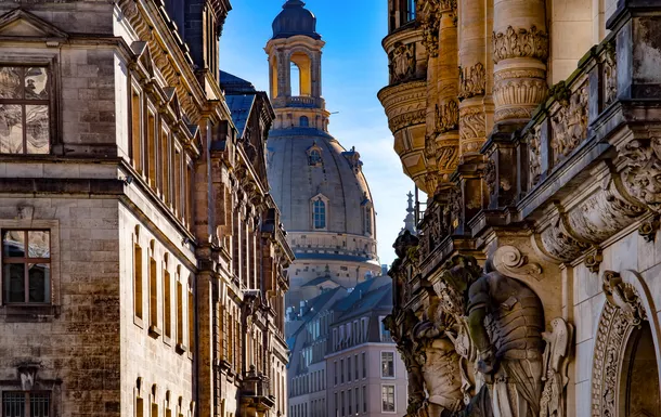 Historische Gebäude in einer europäischen Stadt, Kuppel im Hintergrund.
